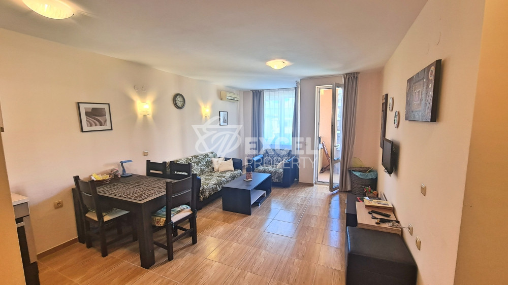 Просторная и красивая двухкомнатная квартира с видом на бассейн в Святом Власе.