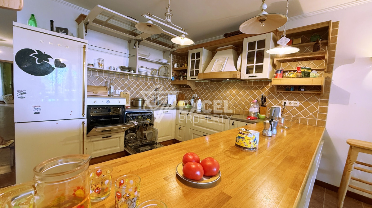 Уникальная многокомнатная недвижимость с атмосферой дома на первой линии моря - Святой Влас