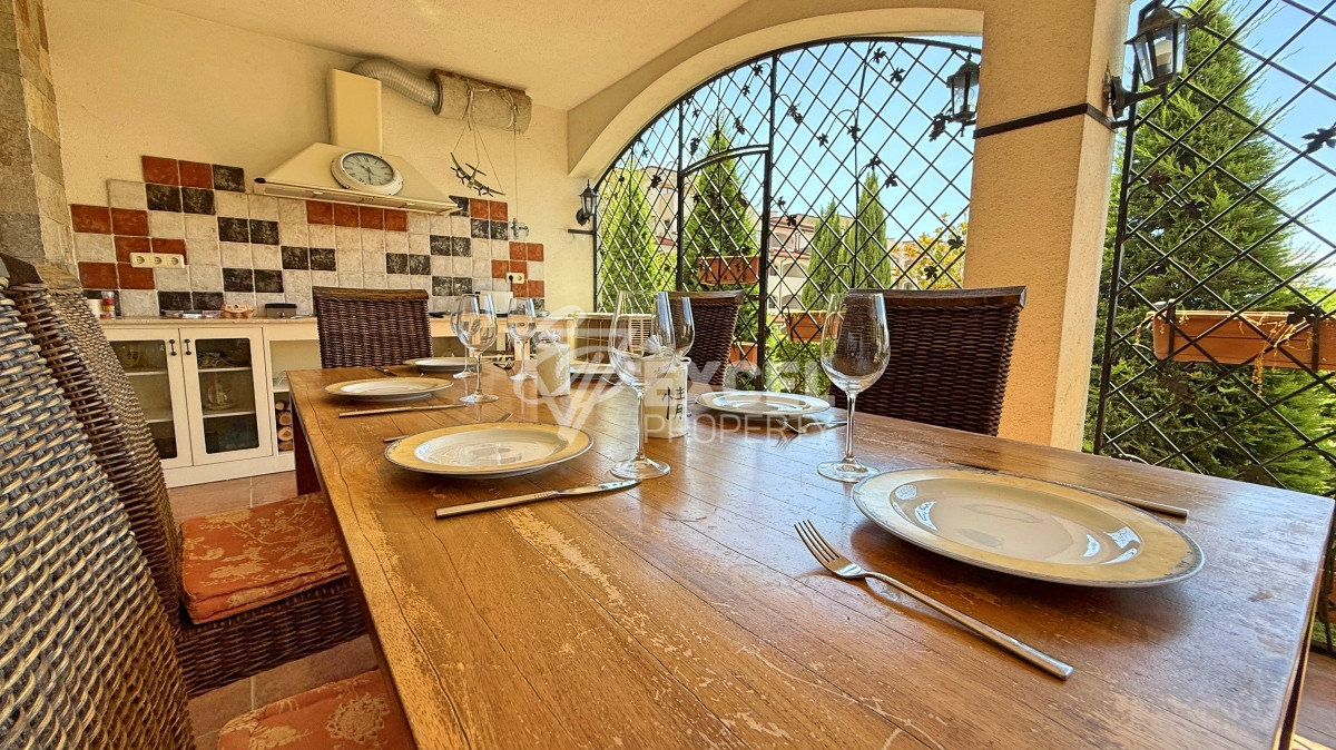 Уникальная многокомнатная недвижимость с атмосферой дома на первой линии моря - Святой Влас