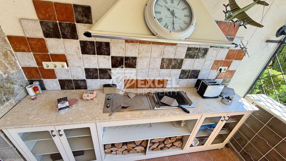 Уникальная многокомнатная недвижимость с атмосферой дома на первой линии моря - Святой Влас