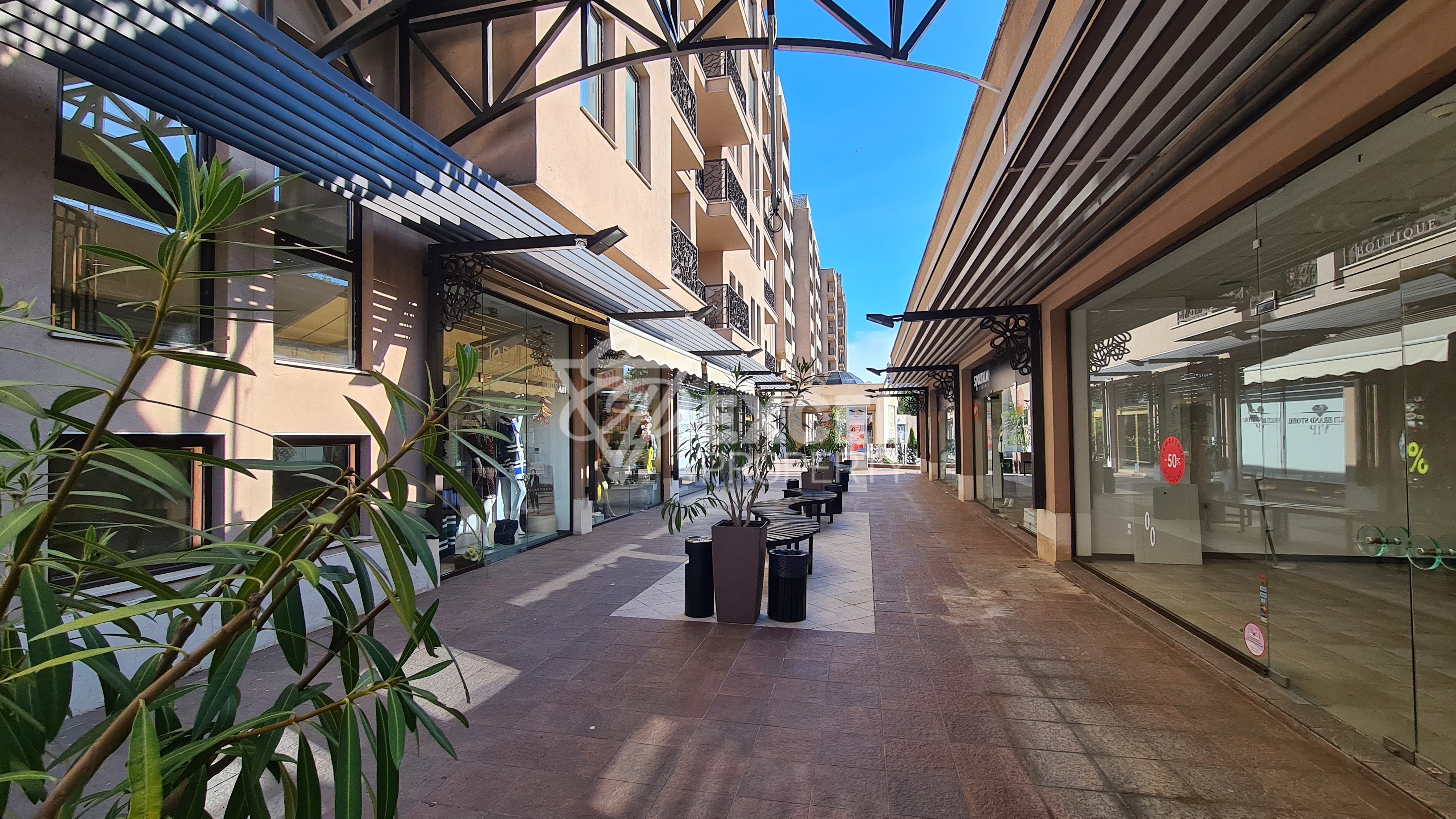 Меблированная двухкомнатная квартира в комплексе Барсело Роял на Солнечном Берегу