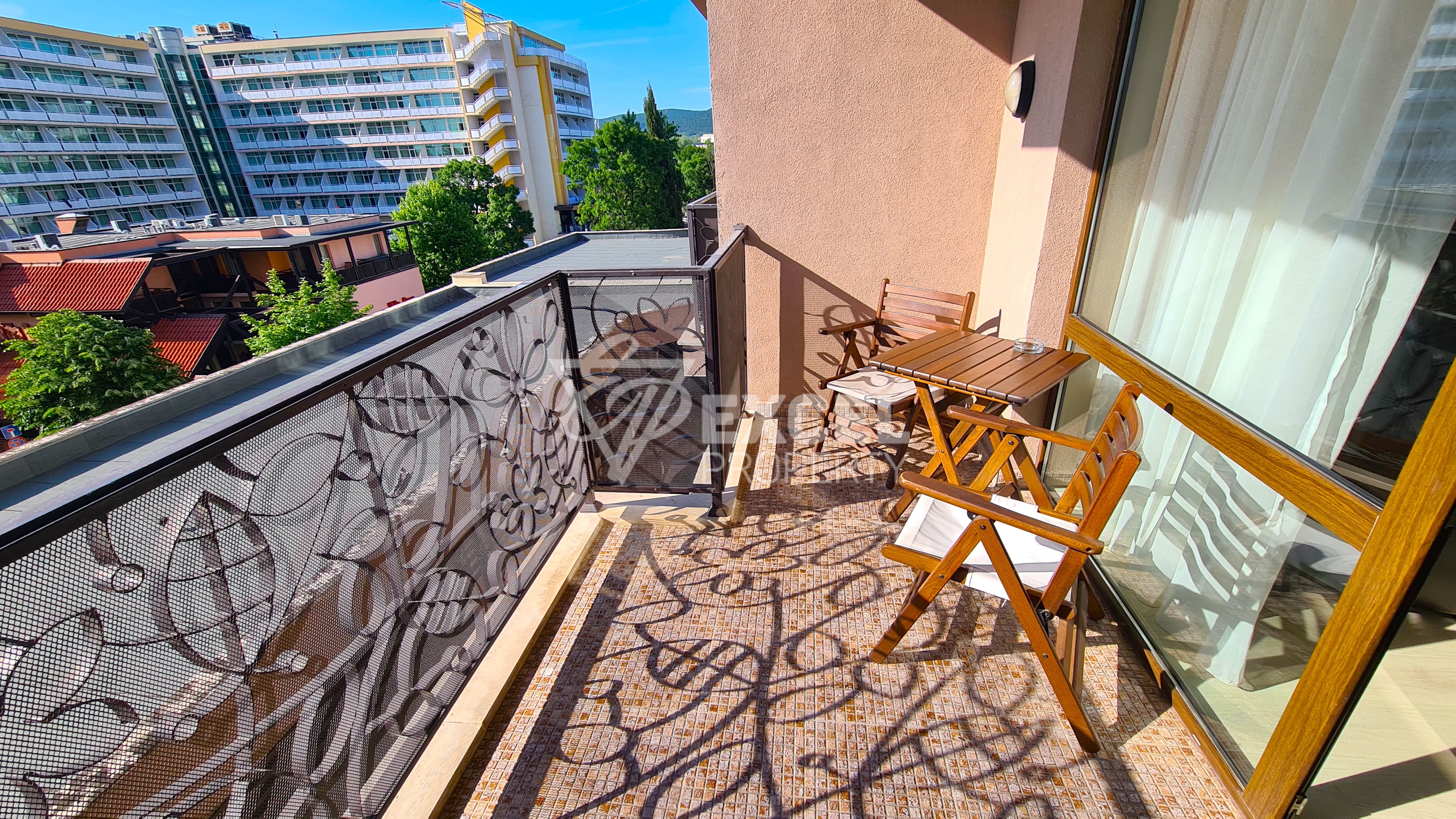 Меблированная двухкомнатная квартира в комплексе Барсело Роял на Солнечном Берегу