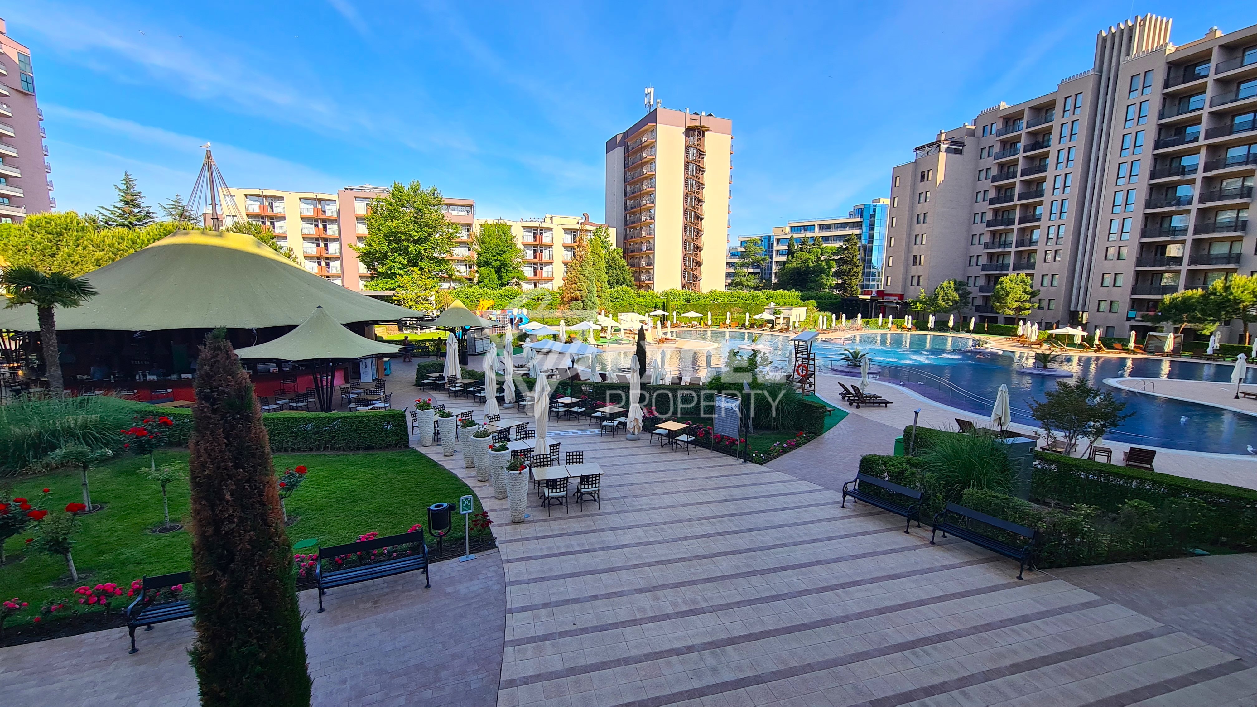 Меблированная двухкомнатная квартира в комплексе Барсело Роял на Солнечном Берегу