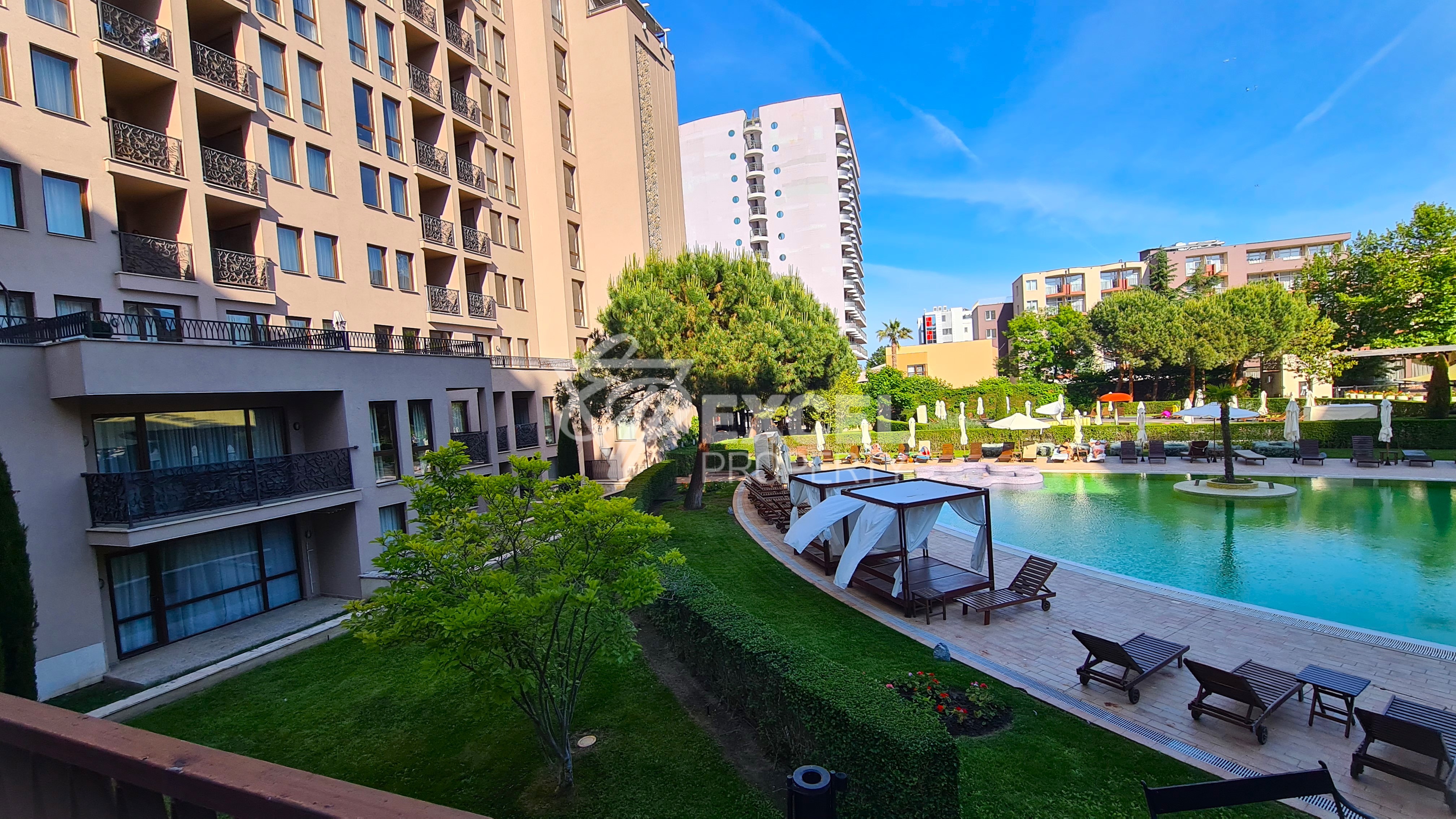 Меблированная двухкомнатная квартира в комплексе Барсело Роял на Солнечном Берегу