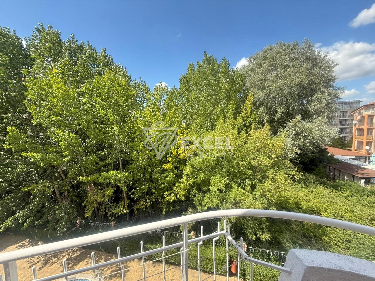 Трехкомнатная квартира без таксы поддержки- в центре Солнечного берега