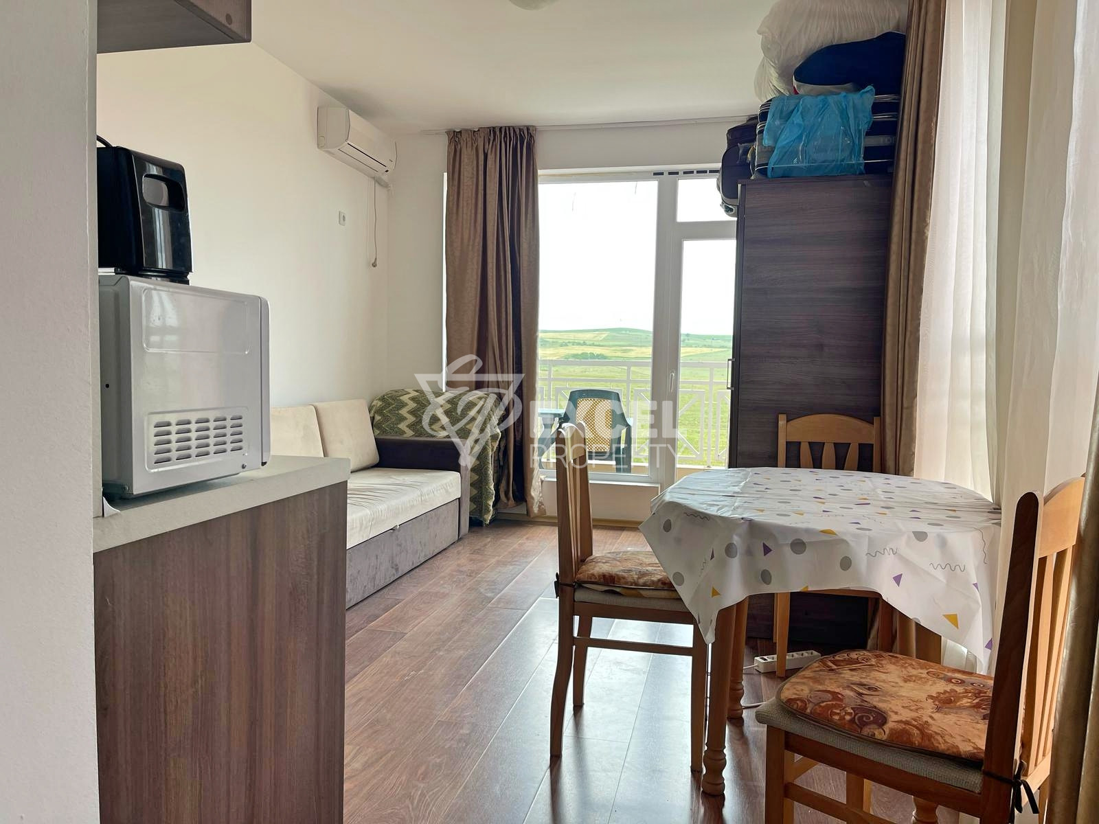 Бюджетная студия с мебелью и террасой в Сани Дей 6