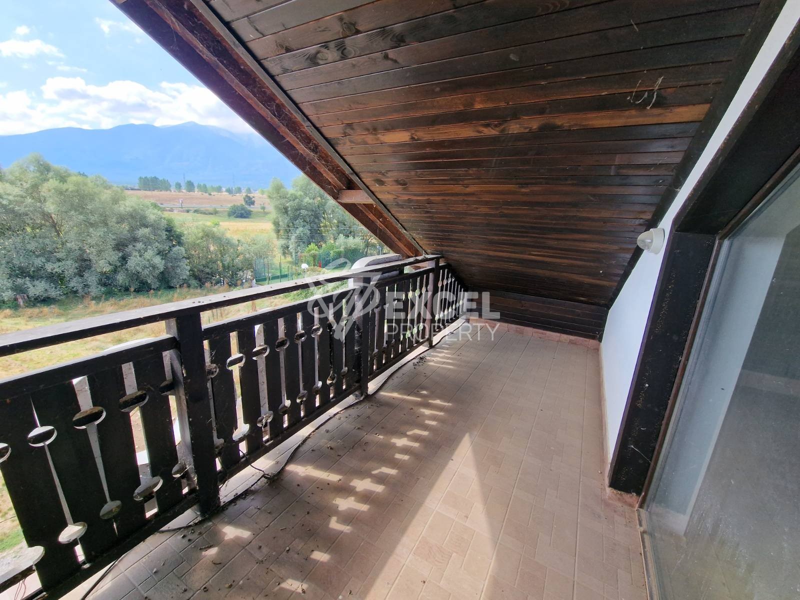 Просторный пентхаус с двумя террасами и прекрасным видом на горы