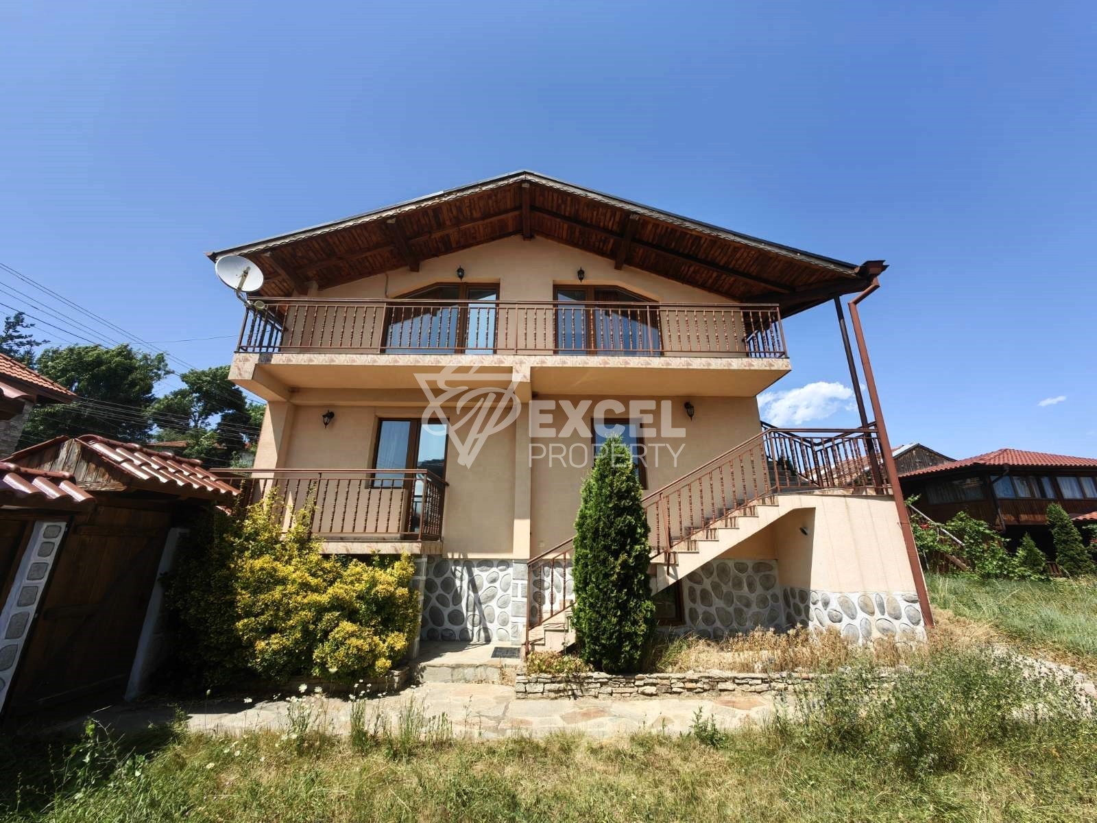 Двухэтажный дом с камином на продажу недалеко от Разлога и Банско