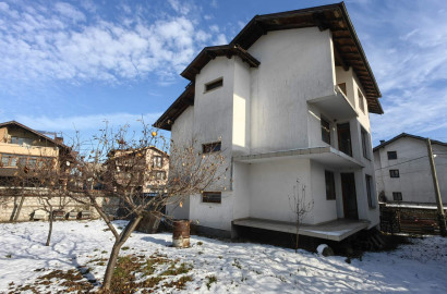 Массивный трехэтажный дом с 10 спальнями на продажу в Банско
