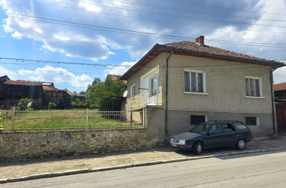 Продажа частного дома с большим двором, недалеко от Банско