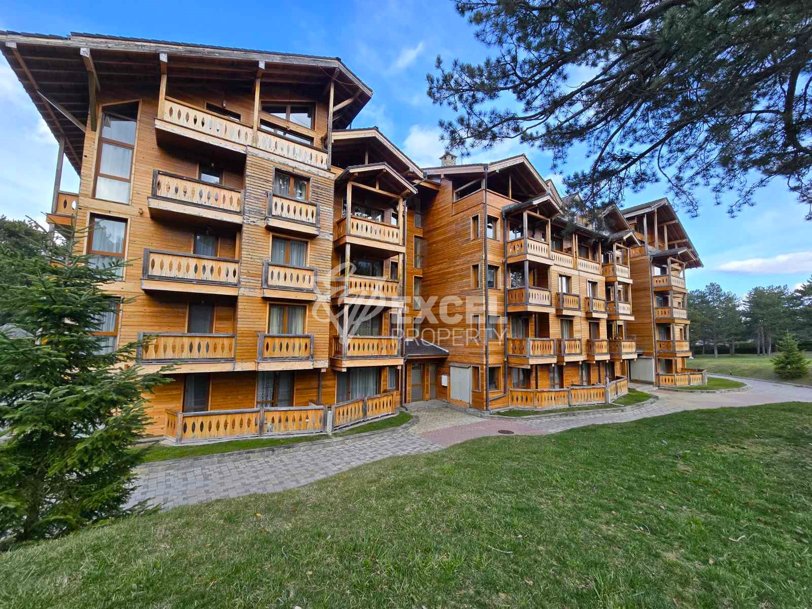 Продается солнечная двухкомнатная квартира в самом сердце загородного Pirin Golf & Country Club!