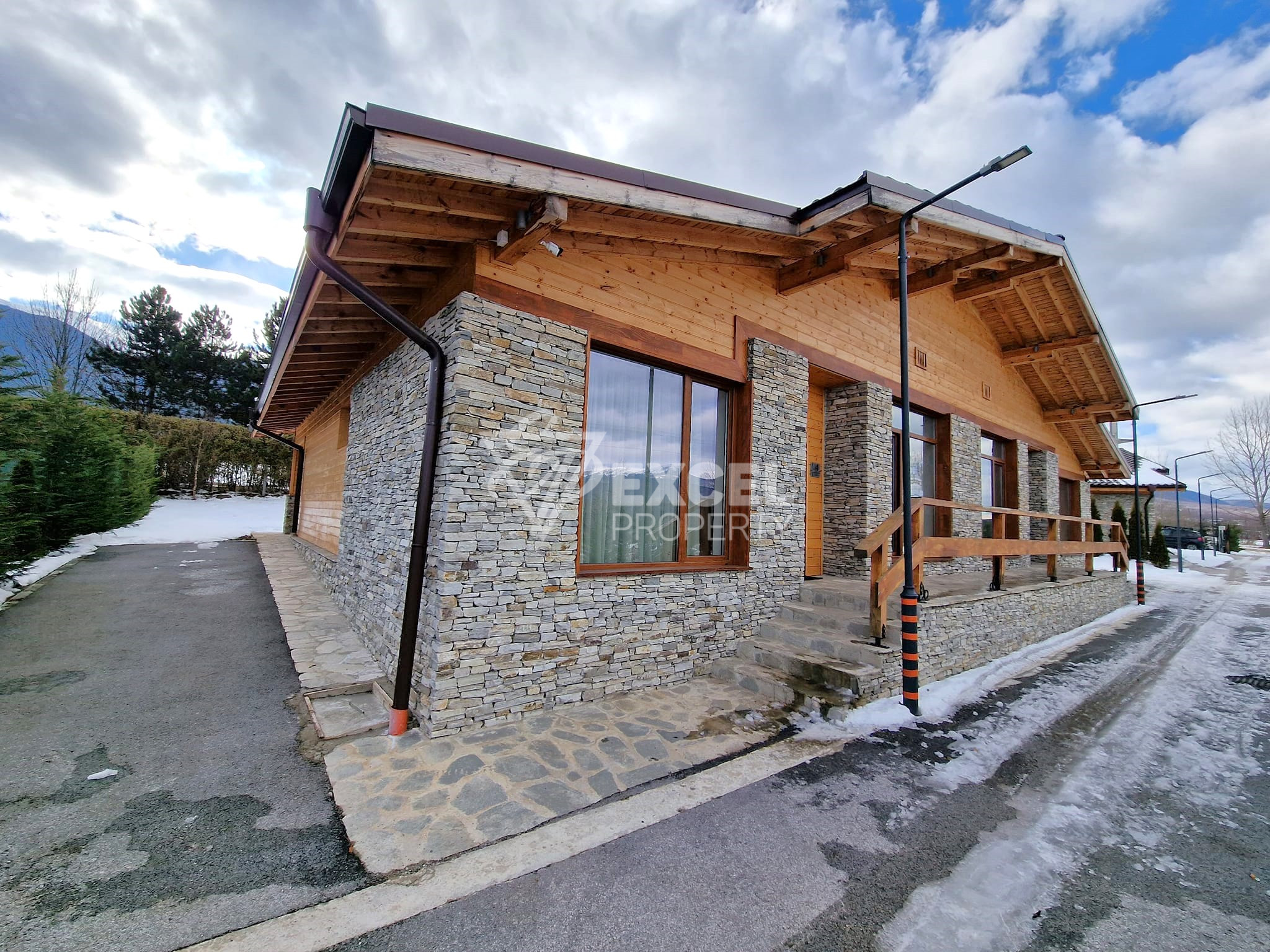 Альпийский дом с тремя спальнями на продажу в Разлоге и районе Банско! Никакой платы за обслуживание!