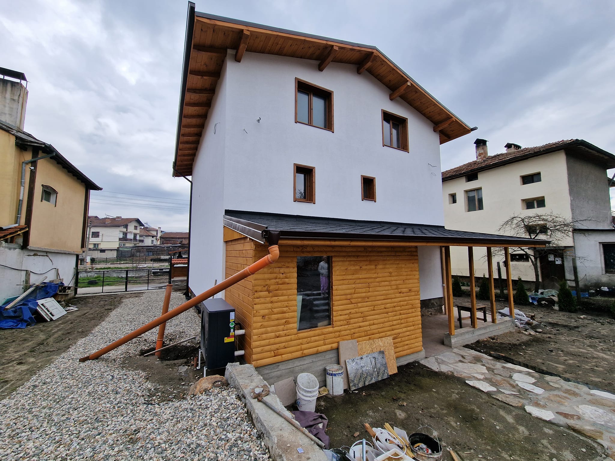 Продается отремонтированный трехэтажный дом с большим двором в селе Баня, область Банско