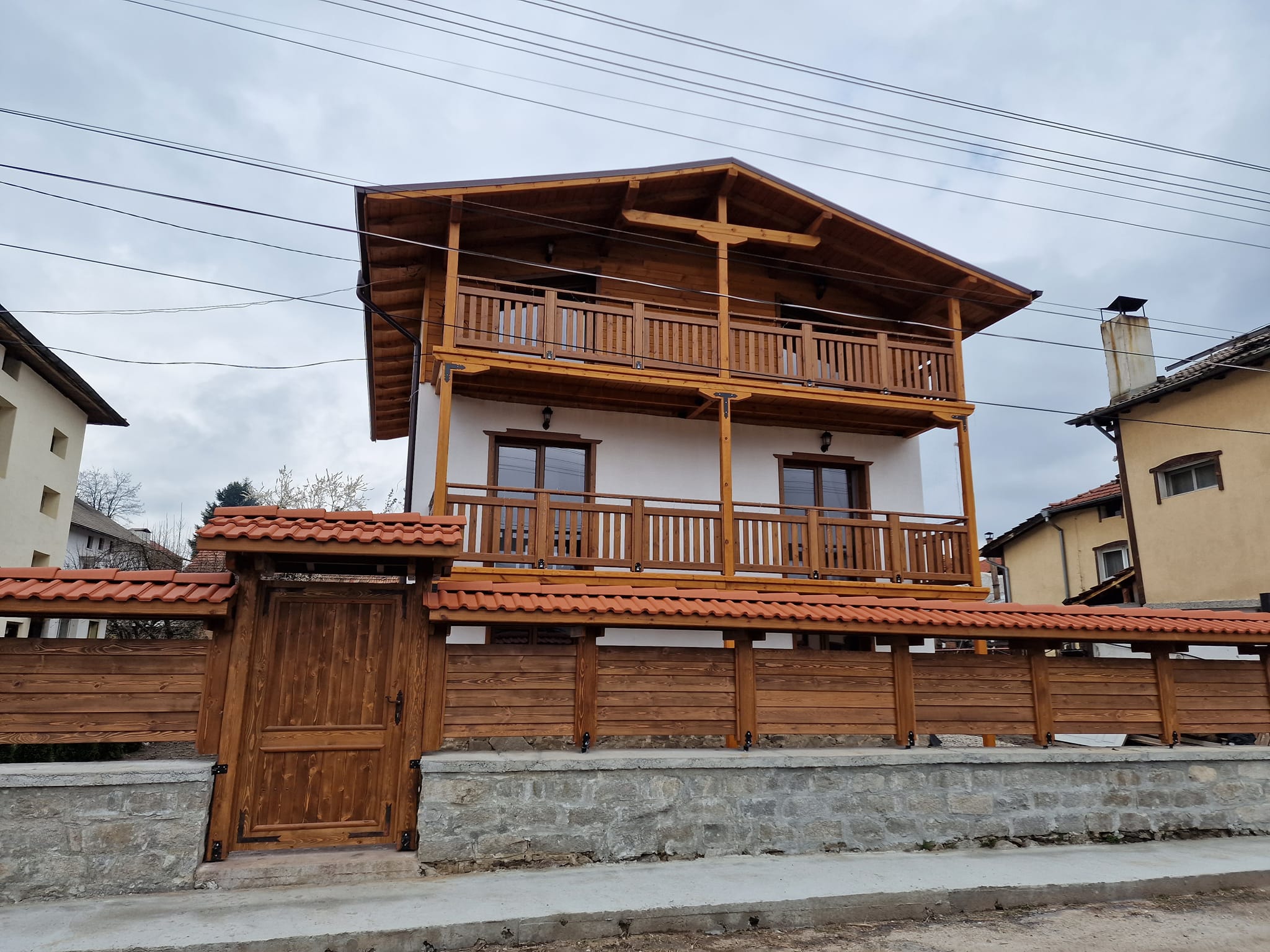 Продается отремонтированный трехэтажный дом с большим двором в селе Баня, область Банско