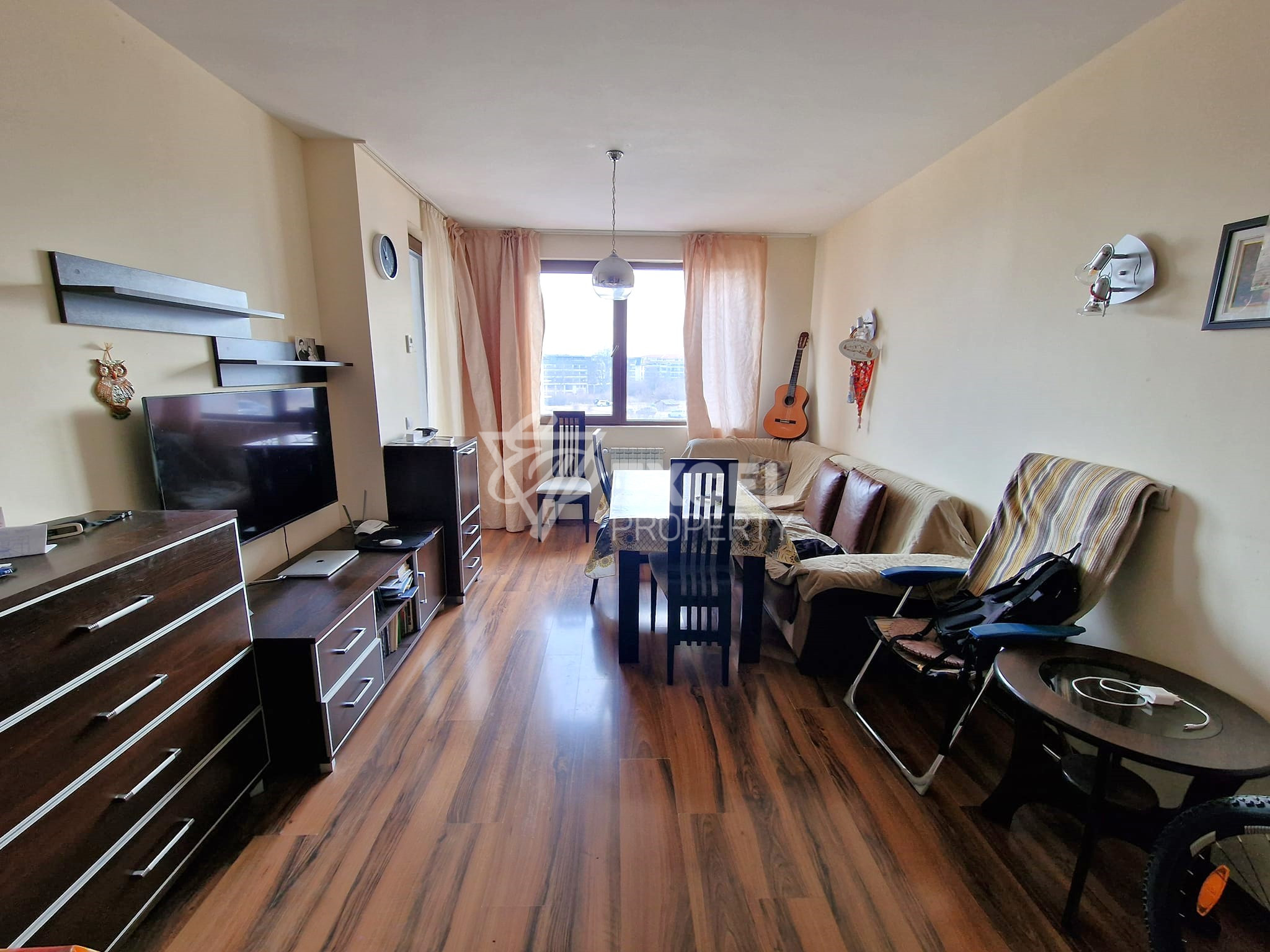 Продажа меблированной двухкомнатной квартиры в круглогодичном комплексе в Банско
