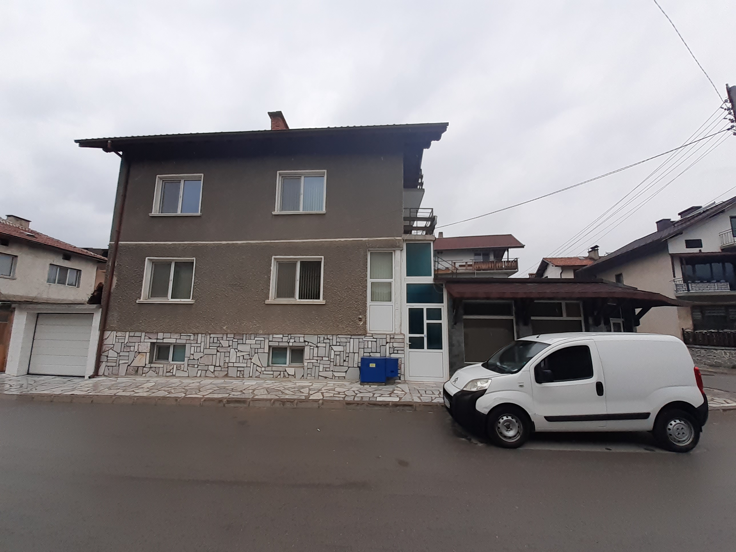 Продажа в Банско: Газифицированный массивный трехэтажный дом с коммерческими помещениями