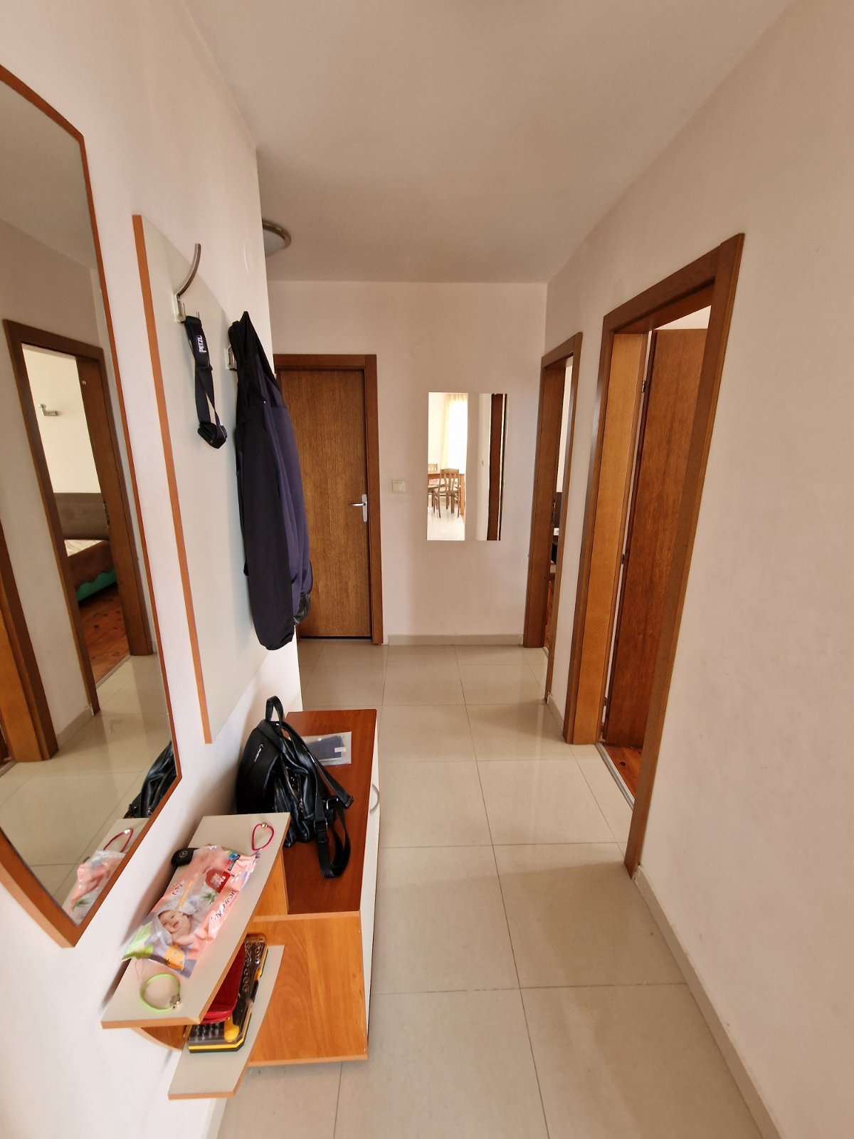 Просторная квартира с двумя спальнями и парковочным местом в благоустроенном комплексе в Банско