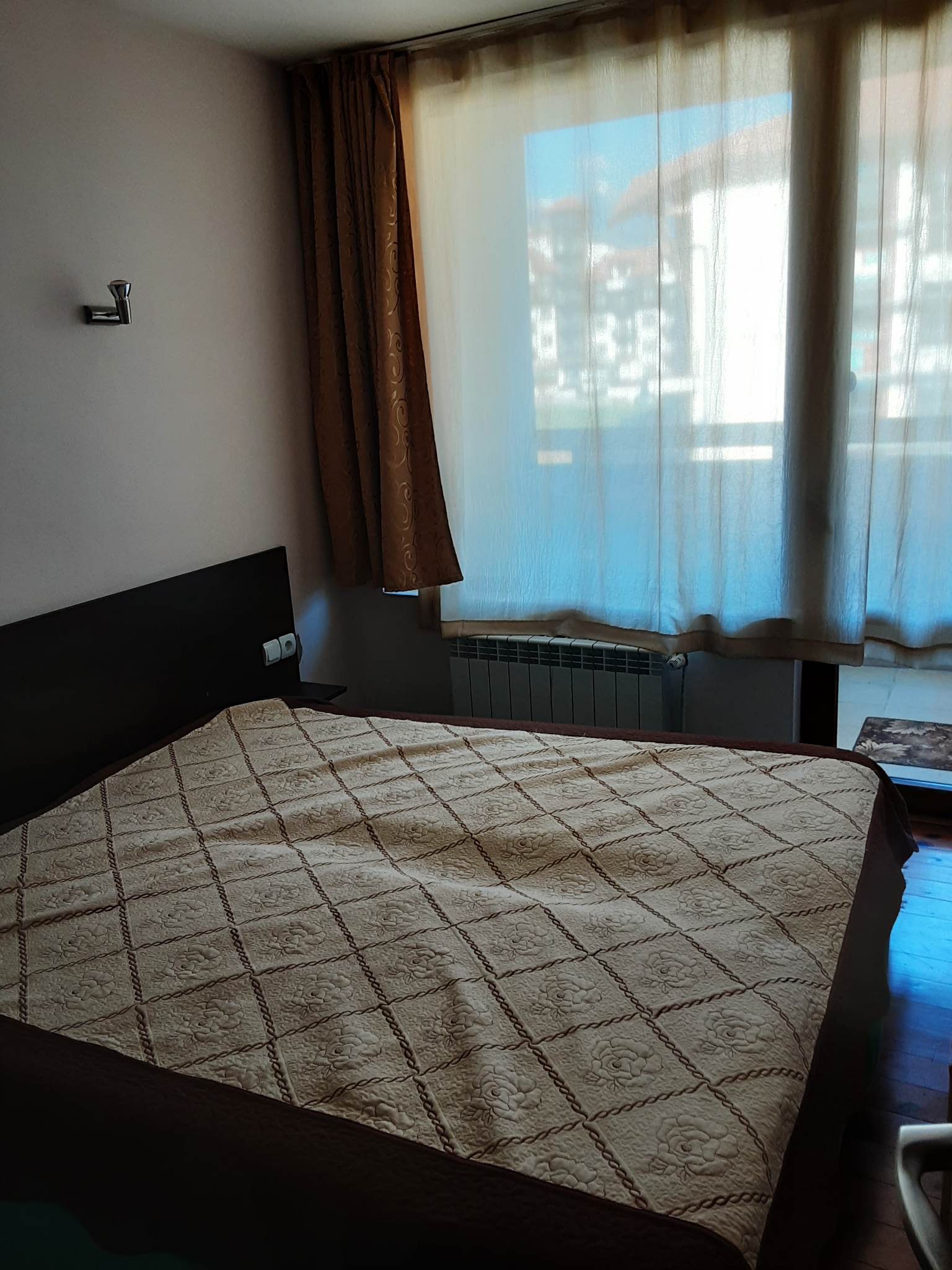 Просторная квартира с двумя спальнями и парковочным местом в благоустроенном комплексе в Банско
