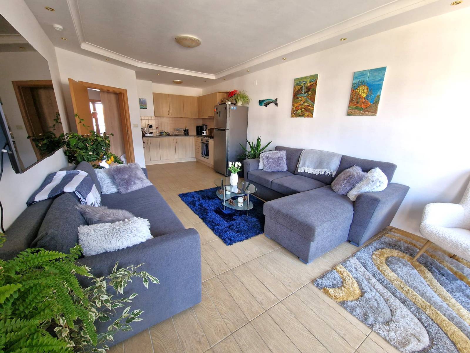 Современная, уютная трехкомнатная квартира с новой мебелью и фронтальным видом на горы Пирин