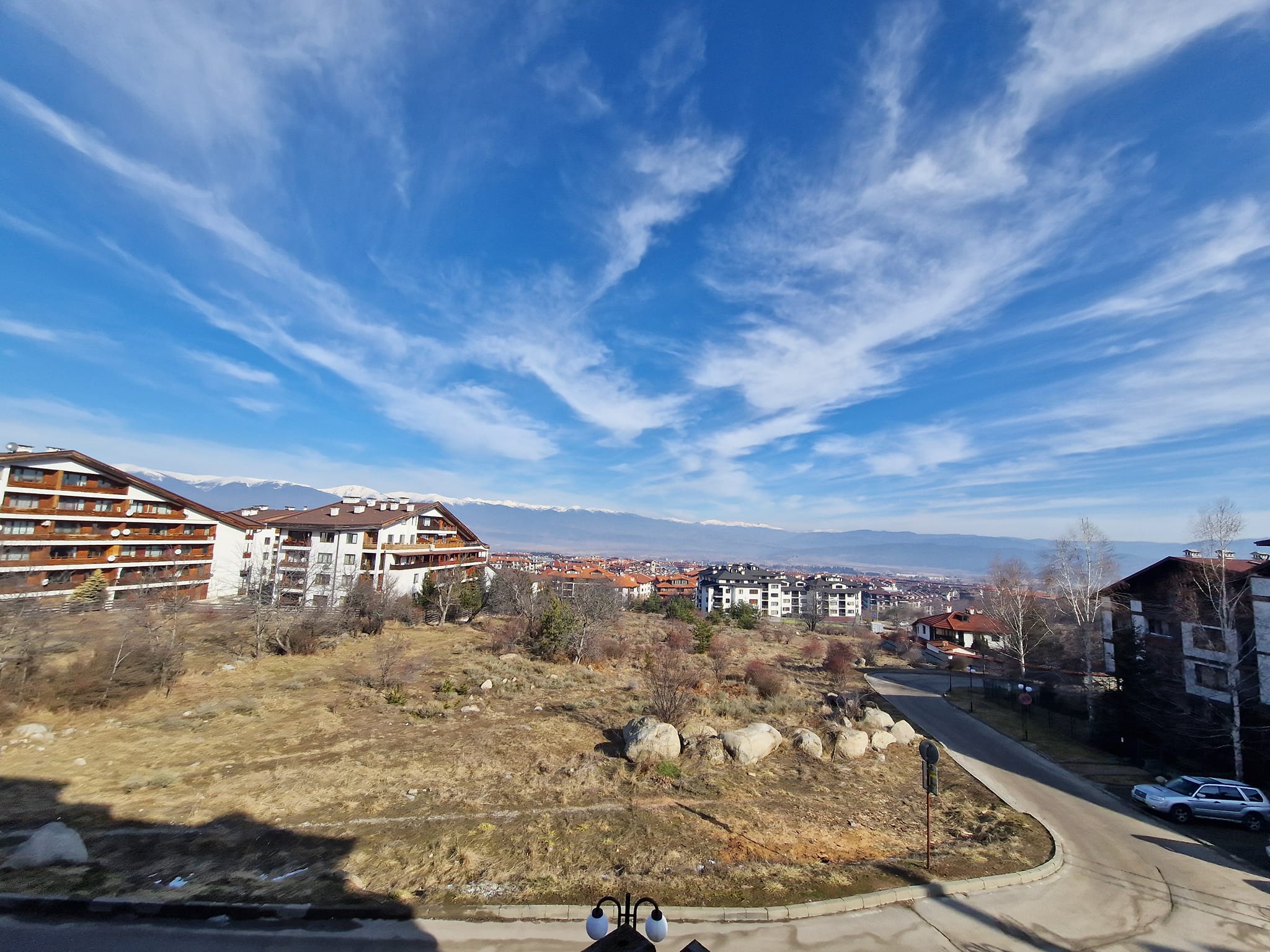 Уникальная четырехкомнатная квартира с потрясающим видом на три горы и город Банско
