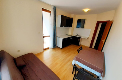 Без платы за обслуживание: Просторная двухкомнатная квартира в жилом доме в Банско