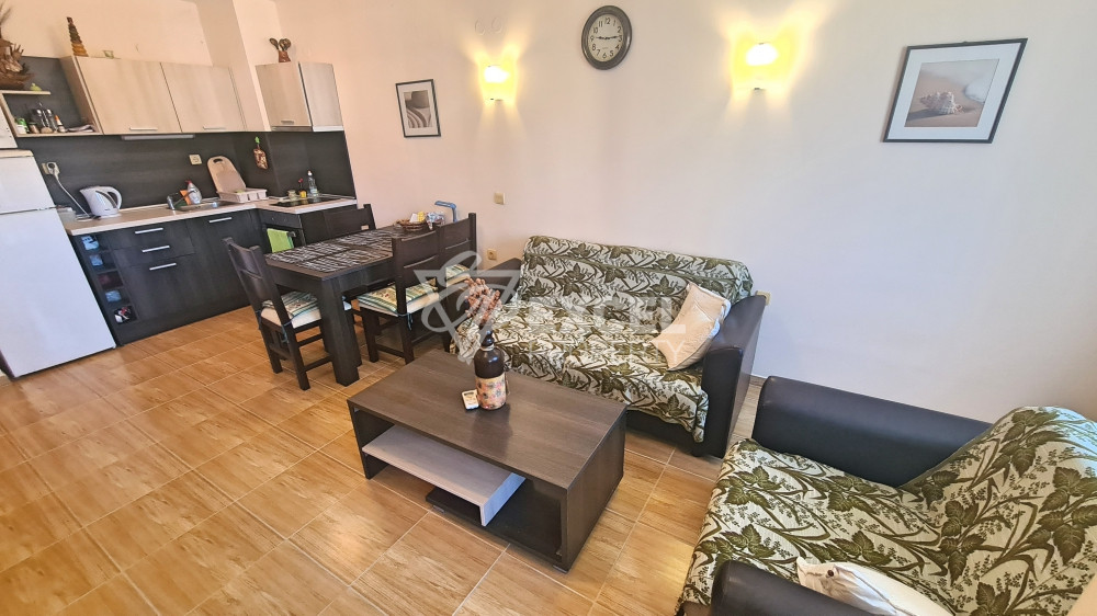 Просторная и красивая двухкомнатная квартира с видом на бассейн в Святом Власе.