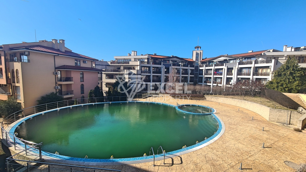 Просторная и красивая двухкомнатная квартира с видом на бассейн в Святом Власе.