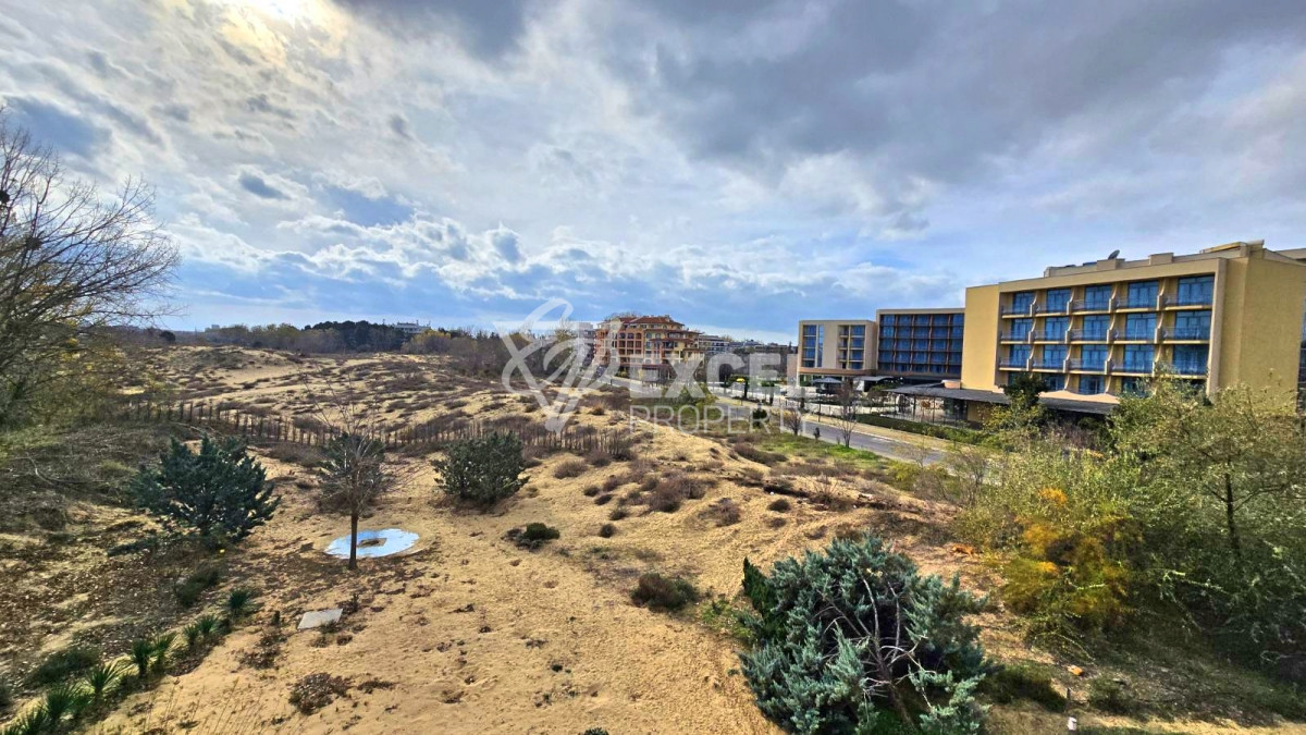 Трехкомнатная квартира на первой линии в Солнечном Береге – рядом с дюнами и морем