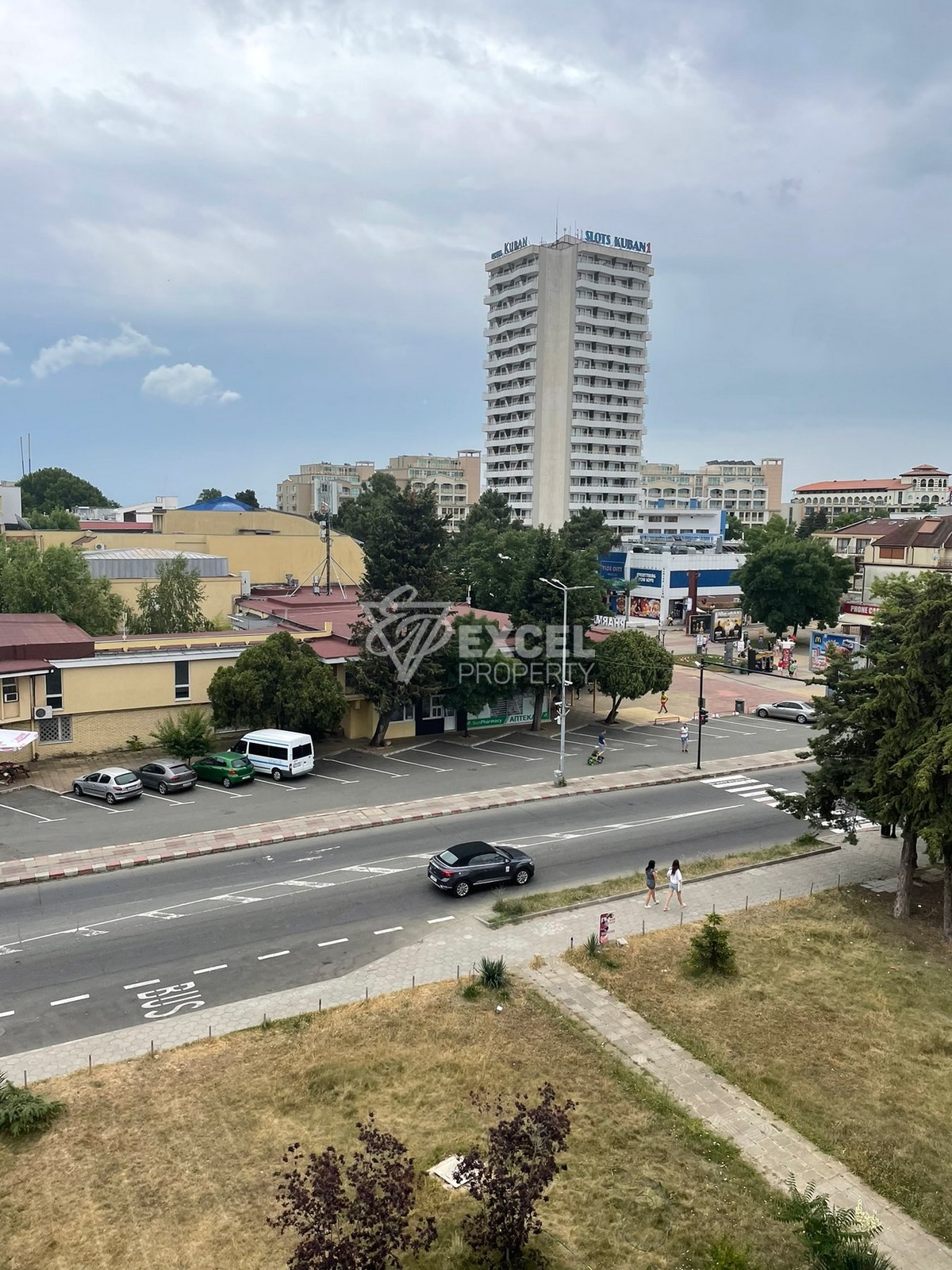 Меблированная двухкомнатная квартира, недалеко от центра.