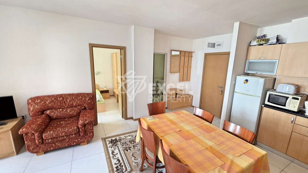 🏡 Тристаен апартамент с гледка към басейна в отлично поддържан комплекс 🌊