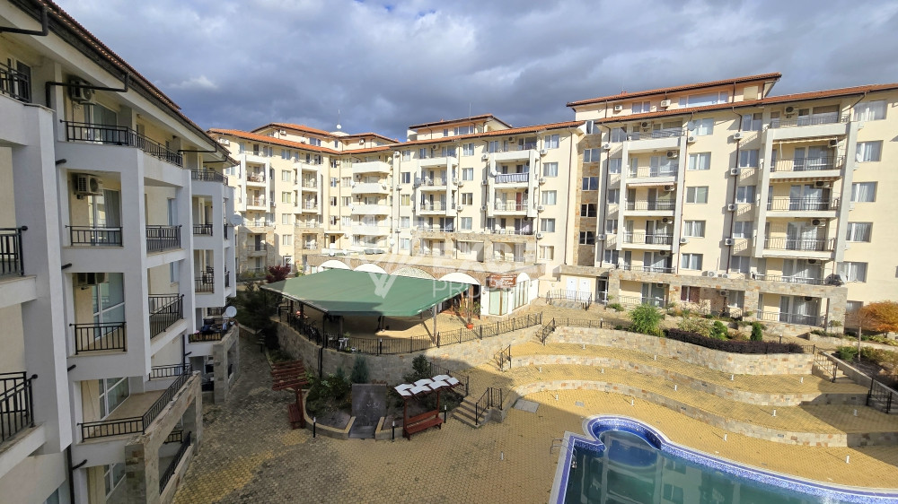 🏡 Тристаен апартамент с гледка към басейна в отлично поддържан комплекс 🌊