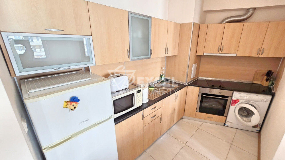 🏡 Тристаен апартамент с гледка към басейна в отлично поддържан комплекс 🌊