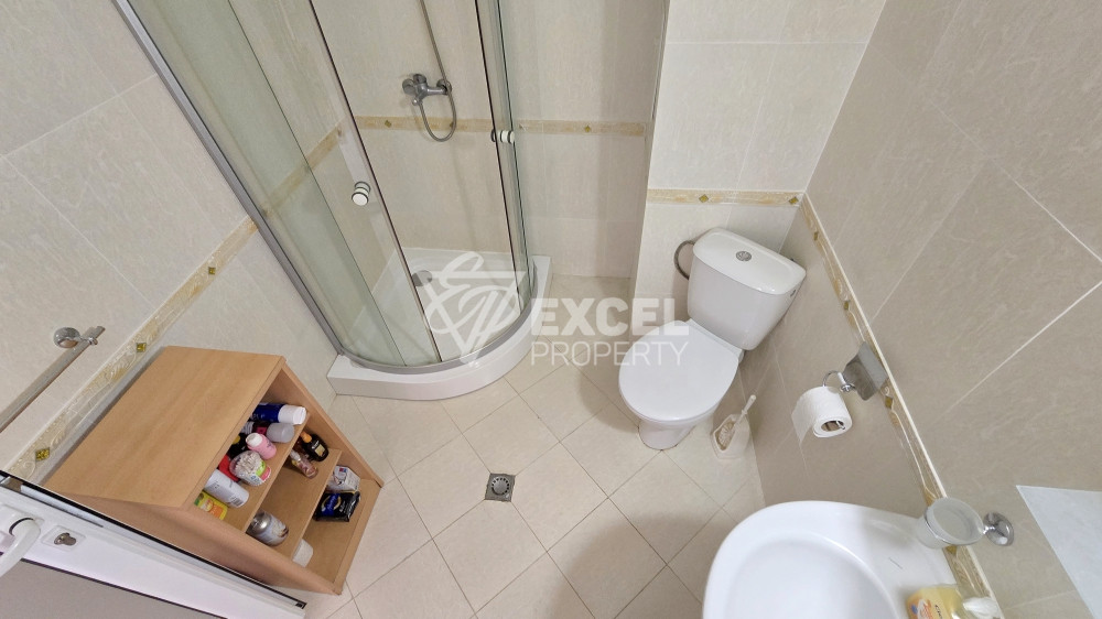 🏡 Тристаен апартамент с гледка към басейна в отлично поддържан комплекс 🌊